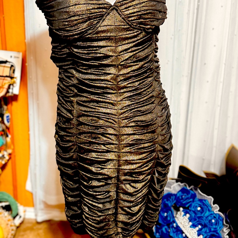 Beautiful fitted black dress size L stretches!